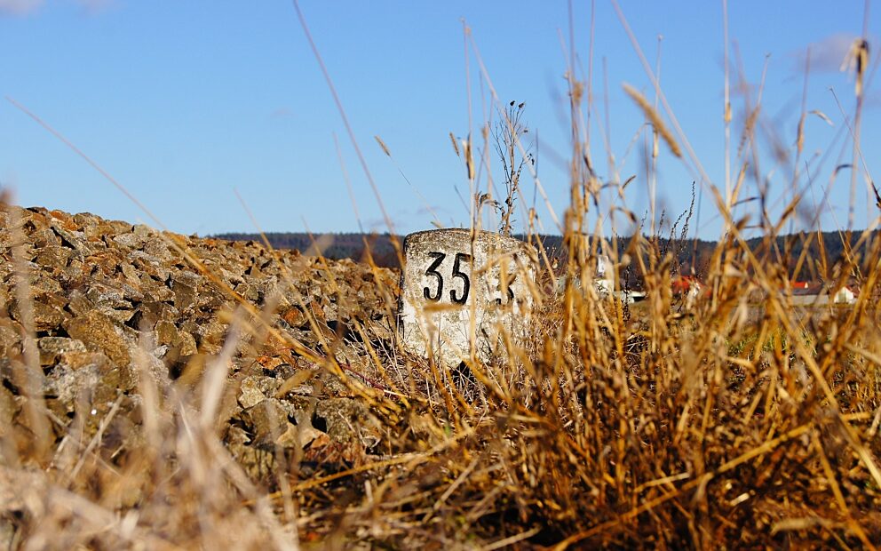 Symbolbild Grenzstein Symbolbild Grenzstein