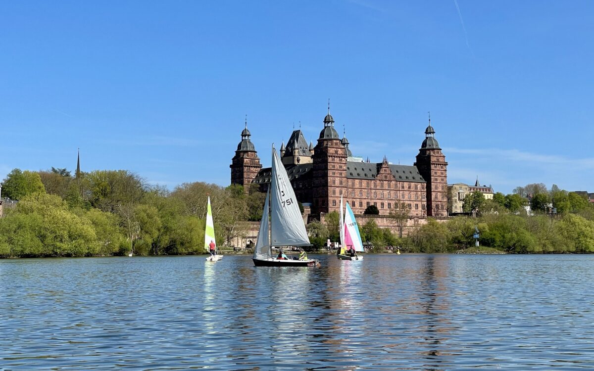 B2 Segelbooteaufdem Main