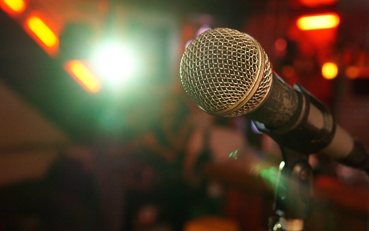 Symbolbild Mikrofon Comedy Standup