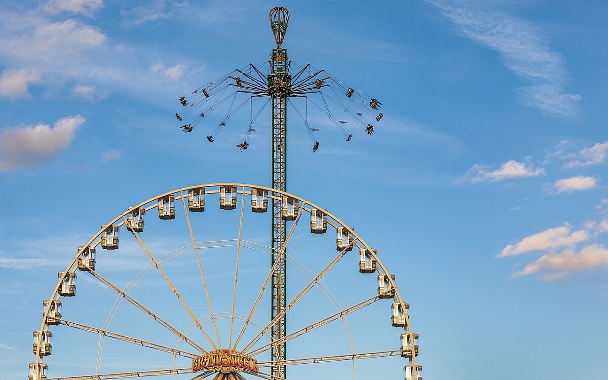 Symbolbild Riesenrad Volkfest Kirmes Kettenkarussell Kerb