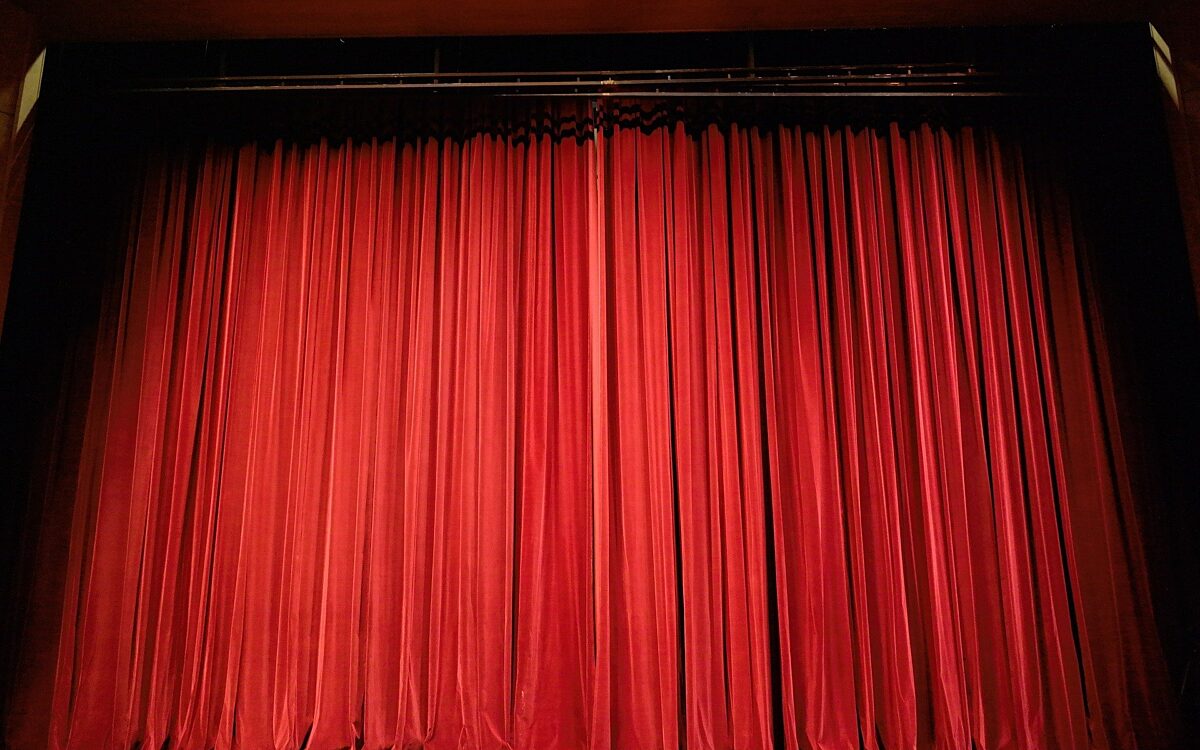 Symbolbild Theater Buehne Vorhang 2