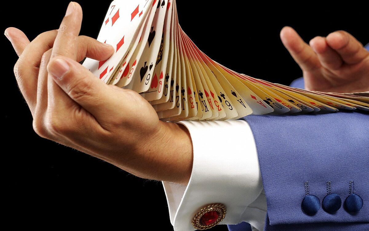 Symbolbild Zauberer Zauberei Karten Trick